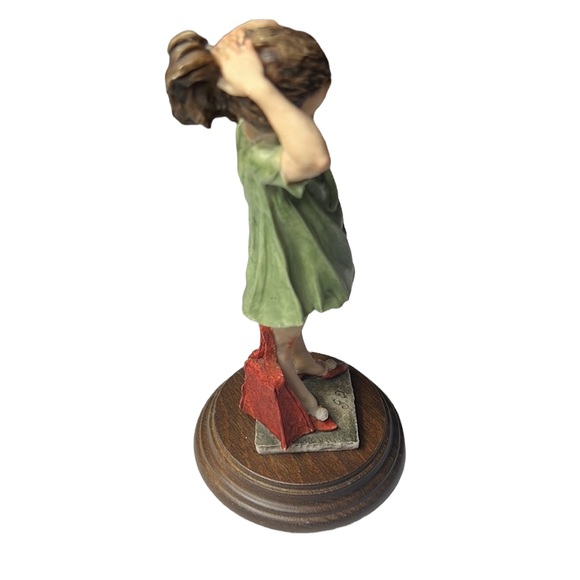 Vintage Resin Figurine of Lady Putting her hair in a Pony Tail. - Picture 6 of 10